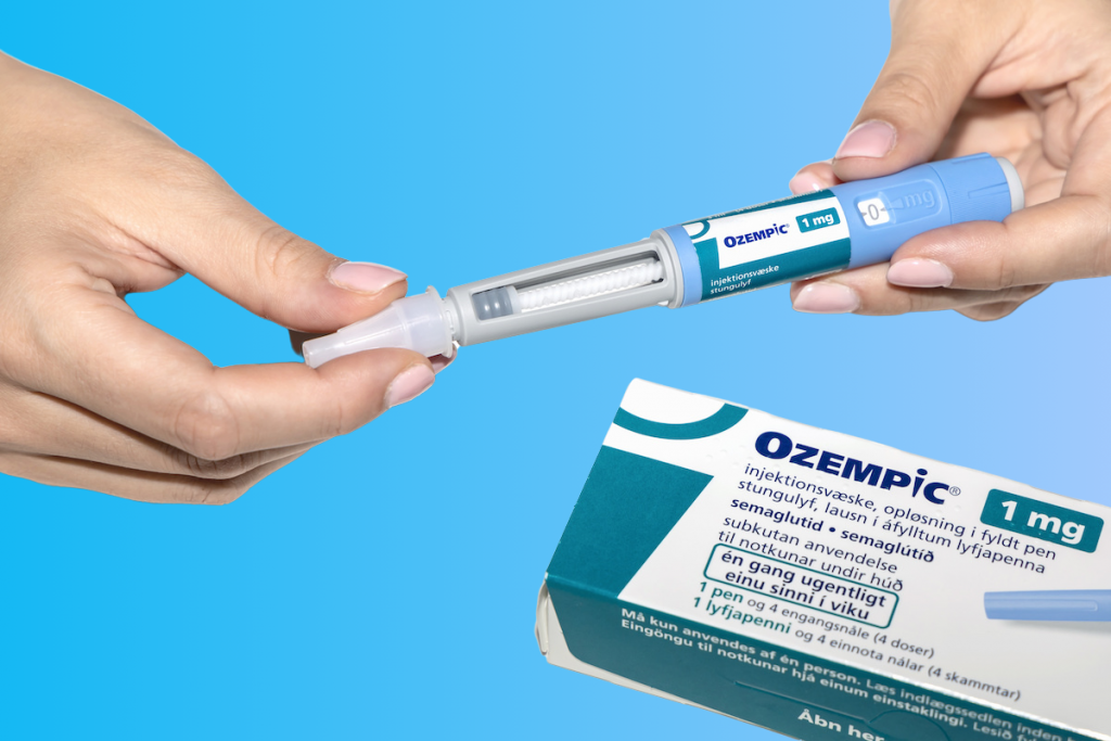 Kézben tartott Ozempic injekció tű felhelyezése – Ozempic életmód gyakorlati alkalmazása