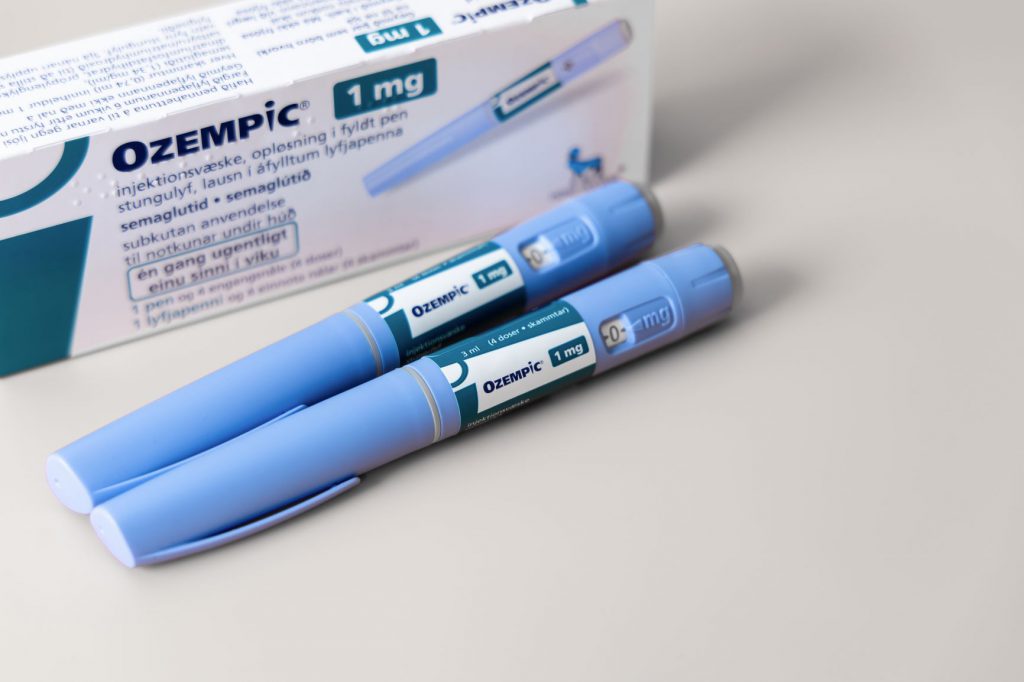 Két darab 1 mg-os Ozempic toll és a hozzá tartozó doboz – Ozempic életmód vizuális eleme