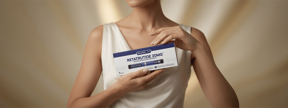 Női modell kezében tartott Retatrutide 20mg fogyasztó toll elegáns prémium reklámfotó stílusban, világos háttér előtt.