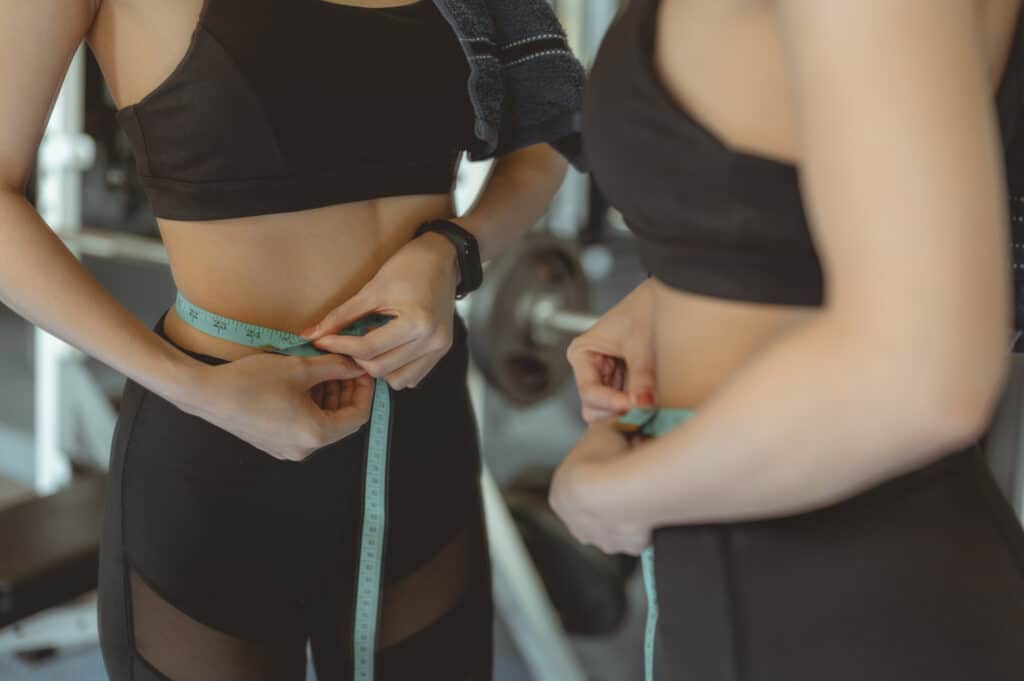 Semaglutide rendelés témájú sportos nő derékméréssel fogyás és testformálás közben